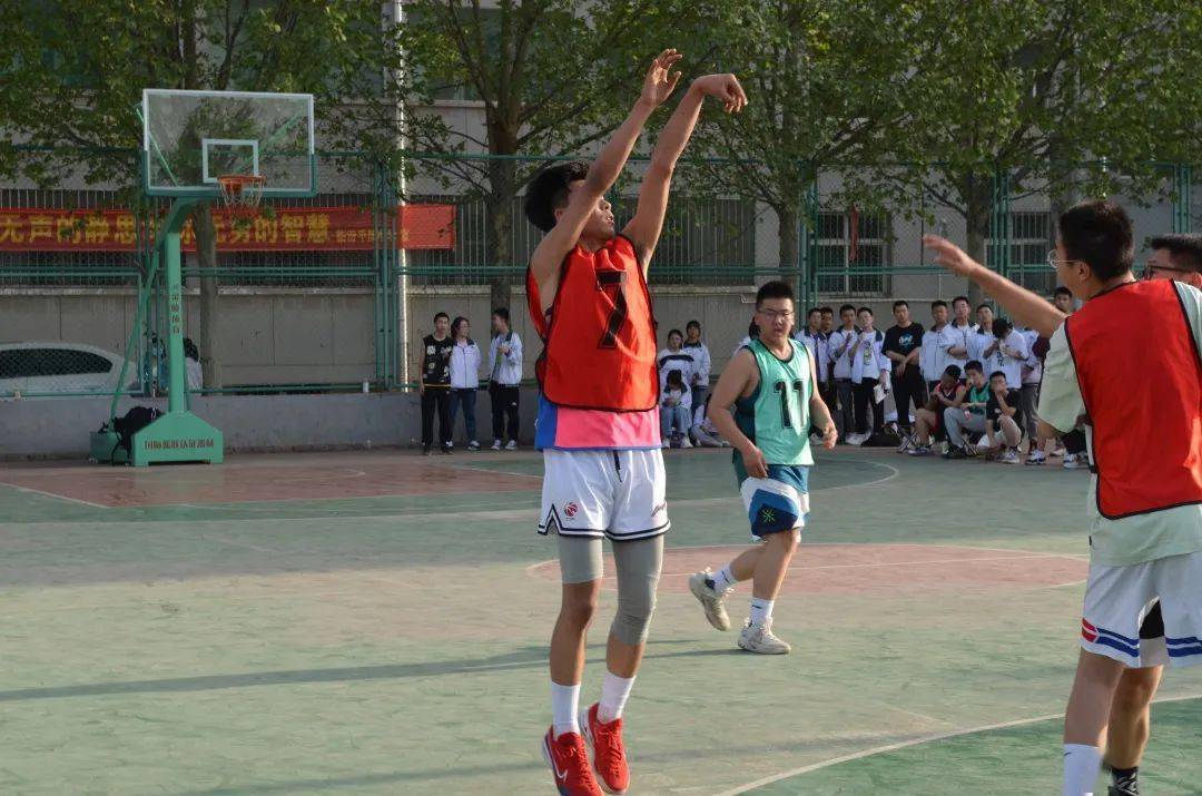 m6米乐在线官网-拼搏与激情在足球场上轮番上演